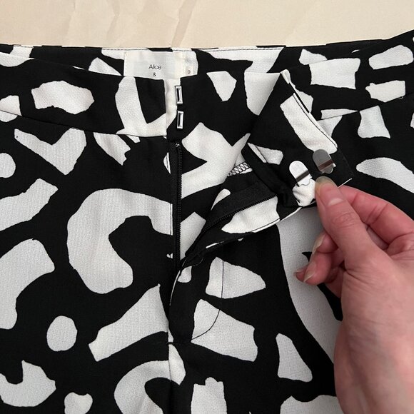 NWOT Urban Outfitters Alice & UO Black & White Patterned Shorts Size 0 - Picture 4 of 14